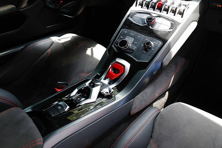 Ở chế độ lái Strada, chiếc siêu xe Lamborghini Huracan LP 580-2 có phản hồi lái nhẹ nhàng và độ bám đường tối ưu. Nếu muốn cảm giác "dính ghế" phấn khích, người lái có thể chuyển sang chế độ Sport. Ở chế độ Corsa, phản hồi lái chính xác, xe đạt hiệu suất tối ưu trên đường đua.