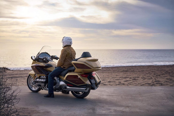 Túi yên xe Gold Wing có thể chứa 30 lít mỗi bên, trong khi cốp xe trên mẫu Tour có dung tích 61 lít, không thay đổi so với năm trước. Các mẫu Honda Gold Wing và Gold Wing Tour 2025 sẽ có mặt tại các phòng trưng bày từ tháng 3/2025.