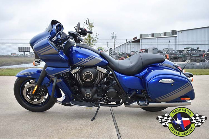 Thế nhưng tại thị trường lớn như tại Mỹ, thương hiệu xe máy Nhật bản - Kawasaki lại thiết kế cho Vulcan một dòng xe riêng biệt hạng "khủng" với khối động cơ lên đến 1.700 phân khối nhằm "đấu" Harley-Davidson.