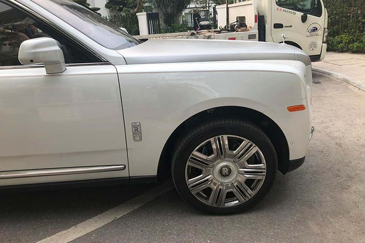 Đuôi xe thiết kế vuông vức, mâm cùng nhiều chi tiết ngoại thất mang dáng dấp Phantom. Xe sở hữu chiều dài tổng thể 5.341mm, rộng 2.164mm, cao 1.835mm, chiều dài cơ sở 3.295mm và nặng đến 2.660 kg. Dung tích khoang hành lý của xe là 560 lít và 600 lít khi tấm chắn phía sau được bỏ.