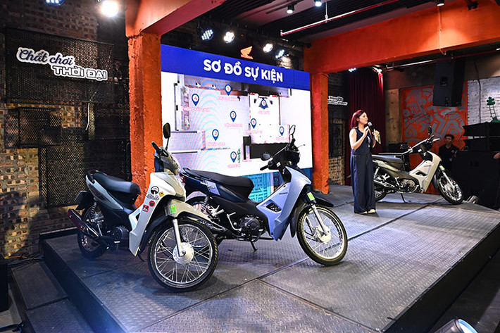 Xe được trang bị hệ thống đèn chiếu sáng phía trước luôn bật sáng khi xe vận hành đảm bảo tầm nhìn tốt nhất cho người lái; ổ khóa đa năng 3 trong 1 gồm khóa điện, khóa cổ và khóa từ với nắp đậy có khả năng chống rỉ sét, dễ dàng sử dụng...