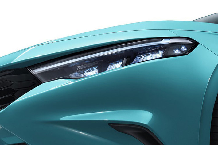 Không chỉ tăng nhẹ về kích thước, Honda Integra 2022 còn có thiết kế khác biệt một chút so với Civic mới, điều này thể hiện rõ qua phần đầu xe. Tại đây, chúng ta sẽ bắt gặp lưới tản nhiệt cỡ lớn hơn và đi kèm mắt lưới hình tổ ong thay vì nan nằm ngang như Honda Civic 2022. Logo của hãng Honda nằm trọn vẹn bên trong lưới tản nhiệt chứ không "nửa trong, nửa ngoài" như ở Honda Civic mới.