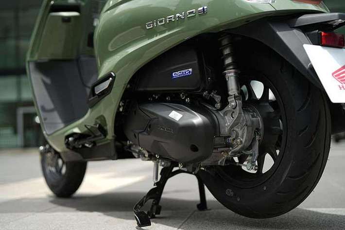Về sức mạnh, Honda Giorno+ 125 được trang bị động cơ eSP+ 125cc, làm mát bằng dung dịch, có thêm tính năng Idling Stop giúp tự động ngắt động cơ tạm thời khi dừng xe quá 3 giây. Mức tiêu thụ nhiên liệu của xe rơi vào 52,6 km/lít xăng.