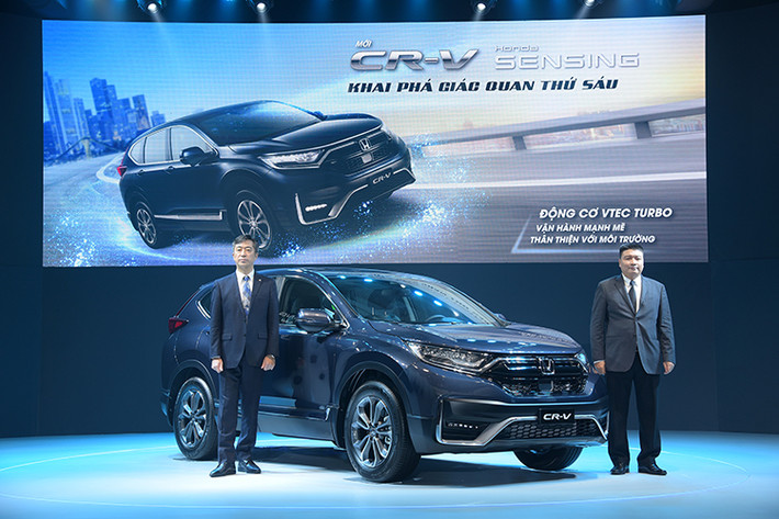 Sau một thời gian dài để người tiêu dùng trong nước chờ đợi, Honda Việt Nam cuối cùng đã chính thức cho ra mắt phiên bản nâng cấp giữa vòng đời của mẫu crossover ăn khách CR-V với nhiều nâng cấp đáng kể từ trong ra ngoài và cả trang bị an toàn. Đặc biệt, ở phiên bản Honda CR-V 2020 mới còn được lắp ráp trong nước có cả 3 phiên bản E,G và L thay vì nhập khẩu nguyên chiếc từ Thái Lan như trước đây.