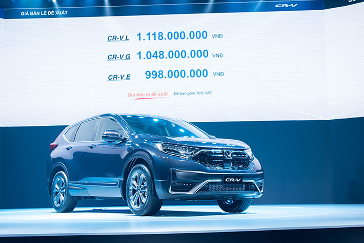 Xe được bán ra từ ngày 11/8/2020 với 5 lựa chọn màu sắc khác nhau chia làm 3 phiên bản, giá xe Honda CR-V 2020 đề xuất chính hãng từ 998 triệu đồng cho phiên bản E, 1,048 tỷ đồng cho CR-V bản G và cao nhất là 1,118 tỷ đồng cho CR-V bản L. Mức giá này cao hơn từ 15 - 25 triệu đồng so với Honda CR-V 2019 nhập khẩu nguyên chiếc từ Thái Lan.