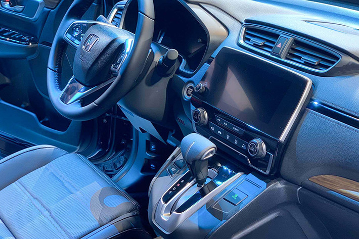 Tất cả các phiên bản xe Honda CR-V 2020 sẽ lần đầu được trang bị gói an toàn cao cấp Honda Sesing giúp hỗ trợ người lái tối đa. Trong gói này, xe sẽ được cung cấp các tính năng bao gồm: Hệ thống hỗ trợ phanh giảm thiểu chạm (CMBS), đèn pha thích ứng (AHB), cảnh báo lệch làn đường & hỗ trợ duy trì làn ( RDM & LKAS), ga tự động thích ứng bao gồm dải tốc độ thấp (ACC with LSF), giám sát làn đường Lanewatch qua camera (bản G và L).