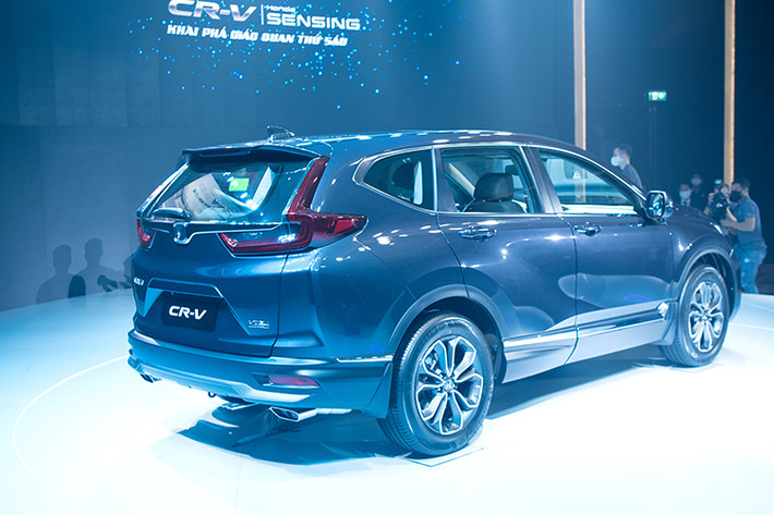 Ở ngoại thất, Honda CR-V 2020 được nâng cấp bodykit mới với phần cản trước thay đổi mang đến cho chiếc xe nam tính hơn và được tích hợp đèn sương mù LED trên cả 3 phiên bản, lưới tản nhiệt trên xe vẫn giữ nguyên. Xe sở hữu chiều dài tăng tăng 39 mm so với trước đây.