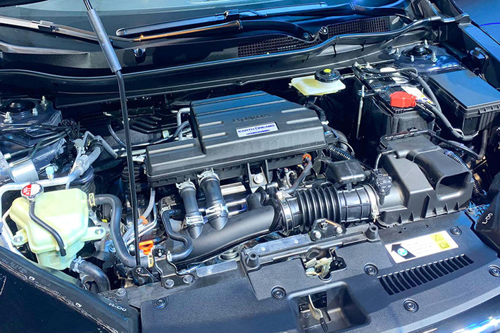 Về vận hành, Honda CR-V 2020 không thay đổi động cơ vẫn là loại máy xăng DOHC I4, dung tích 1.5L tăng áp được ứng dụng công nghệ ứng dụng EARTH DREAMS TECNOLOGY. Mẫu xe này cho công suất tối đa 188 mã lực tại 5.600 vòng/phút và 240 Nm mô-men xoắn cực đại 240 Nm tại 2.000 - 5.000 vòng/phút ghép nối cùng hộp số tự động vô vấp CVT và hệ dẫn động cầu trước.