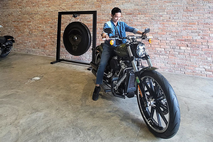 Mức giá xe Harley-Davidson Breakout của Phan Hiển cao hơn 10 triệu đồng so với bản thường, nâng giá thành của xe lên mức 849 triệu đồng. Sau khi ra giấy và biển, chiếc Harley-Davidson Breakout bản màu xanh đặc biệt này có giá trị lên đến gần 900 triệu đồng.