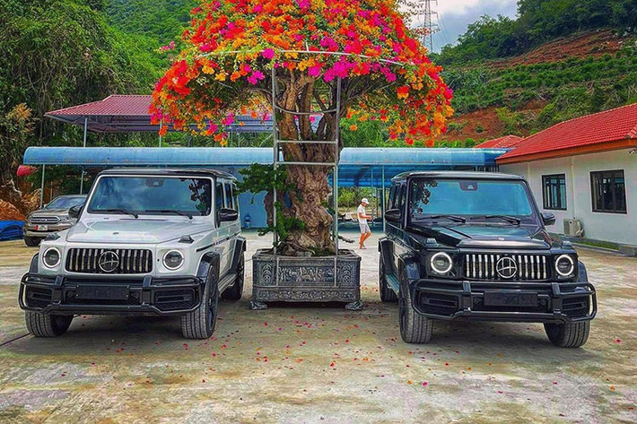 Cũng chơi SUV hạng sang Mercedes-AMG G63 như bao đại gia Việt Nam khác, nhưng thay vì để nguyên bản 2 người mua bán lan đột biến ở tỉnh Hòa Bình lại trang trí logo chữ H cho xe để tạo sự cá tính và khác biệt.