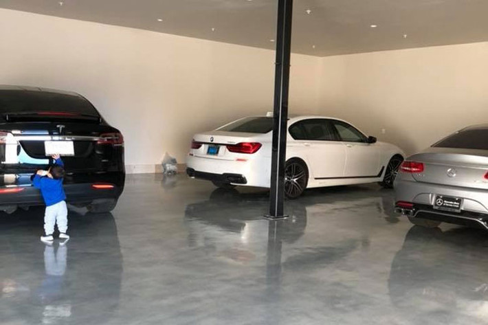 Vợ cũ Đan Trường cũng là một người mê xe cộ khi sở hữu nhiều chiếc xe khác thuộc thương hiệu đình đám. Bé Thiên Từ thừa hưởng niềm đam mê xe giống mẹ bên đặc biệt yêu thích các mô hình xe đồ chơi cũng như xe thật. Lúc rảnh rỗi, Thủy Tiên hay đưa con đi dạo bằng chính những chiếc siêu xe hay xe sang của mình.