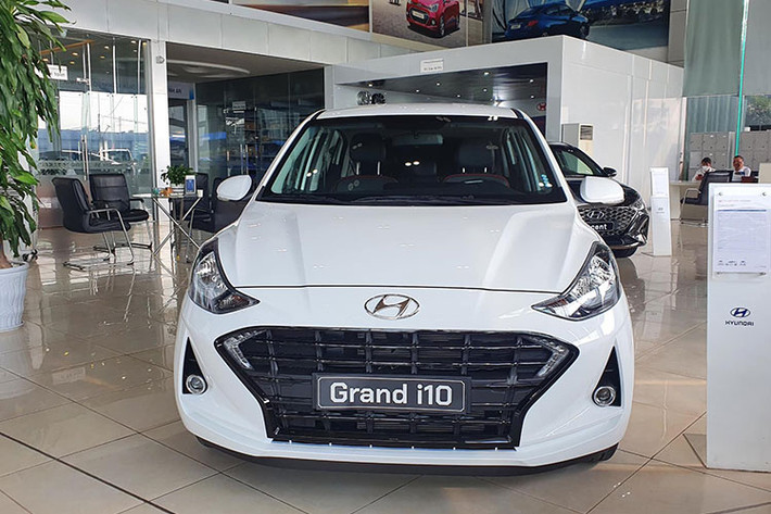 Hyundai Grand i10 giá rẻ luôn là một trong những cái tên khá nổi bật ở phân khúc hatchback hạng A nhờ thiết kế trẻ trung, đa dụng trong đô thị và không gian nội thất rộng rãi. Tuy nhiên, kể từ khi VinFast Fadil xuất hiện, khiến doanh số của mẫu xe này bị ảnh hưởng nghiêm trọng.