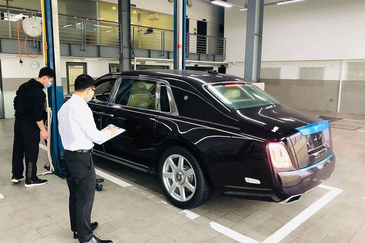 Động cơ mới này tăng 180 Nm so với thế hệ cũ. Sức mạnh được truyền tới bánh thông qua hộp số tự động 8 cấp với công nghệ "hỗ trợ vệ tinh" khi sang số, nhờ đó, Rolls-Royce Phantom thế hệ thứ 8 có thể tăng tốc từ vị trí xuất phát lên 100 km/h chỉ trong thời gian 5,3 giây.