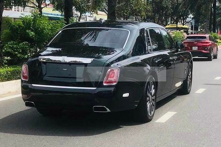Dựa vào hình ảnh ít ỏi về chiếc xe siêu sang Rolls-Royce Phantom thế hệ thứ 8 lăn bánh tại tỉnh Bà Rịa - Vũng Tàu có thể thấy ngoại thất xe được hoàn thiện màu đen, la-zăng là loại đa chấu kép và vẫn chưa rõ xe được nhập khẩu chính hãng hay tư nhân.
