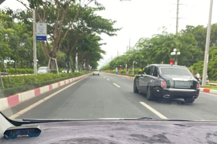 Mới đây, hình ảnh một chiếc xe siêu sang Rolls-Royce Phantom thế hệ thứ 8 dạo phố tại tỉnh Bà Rịa - Vũng Tàu đã thu hút sự quan tâm của nhiều người. Xe thậm chí còn không có biển số phía sau, vì thế, giới yêu xe tin rằng một doanh nhân Vũng Tàu mới mua Rolls-Royce Phantom VIII và quá hứng thú nên lái xe 1 vòng dạo phố biển.