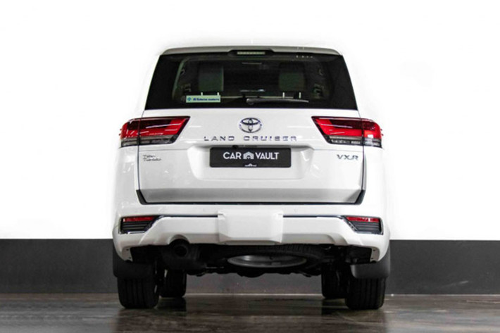 Các trang bị khác như; hệ thống thông tin giải trí với loa JBL. Cốp sau đóng mở điện. Điều hoà có tính năng ion hóa không khí và cả hệ thống xác thực dấu vân tay và hơn nữa...