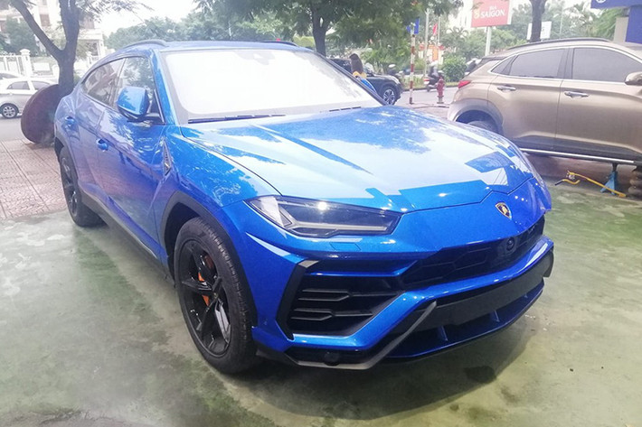 Đây là chiếc siêu SUV Lamborghini Urus duy nhất tại Việt Nam có màu sơn xanh Blu Eleos, nó cũng là chiếc Urus độc nhất ở Hải Phòng. Xe "nhập tịch" thành phố Cảng cách đây hơn 1 năm nhưng bây giờ mới được chủ nhân hoàn thành thủ tục để ra biển số.