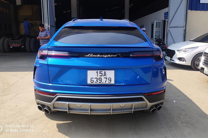 Về kích thước, Lamborghini Urus mới có trục cơ sở 3.003mm, tổng thể (Dài x Rộng x Cao) tương ứng (5.112 x 2.016 x 1.638)mm. Khoảng sáng gầm xe dao động từ 158mm tới 248mm tùy theo chế độ và điều khiển của treo khí nén. Thể tích khoang hành lý từ 616 lít đến 1.596 lít (gập ghế).