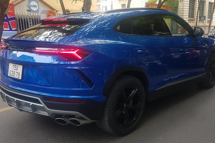 Lamborghini Urus được trang bị động cơ xăng V8, tăng áp kép, dung tích 4.0 lít, sản sinh công suất tối đa 650 mã lực và mô-men xoắn cực đại 850 Nm. Động cơ kết hợp cùng hộp số tự động 8 cấp và hệ dẫn động 4 bánh giúp Lamborghini Urus có thể tăng tốc từ vị trí xuất phát lên 100 km/h trong 3,6 giây trước khi đạt vận tốc tối đa 305 km/h.