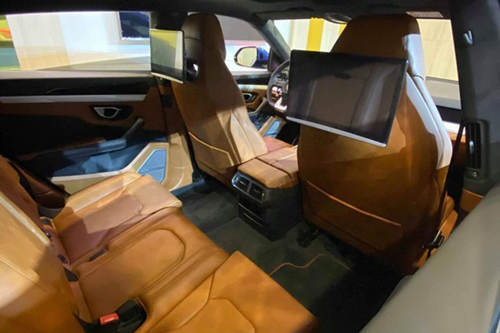 Urus cũng là chiếc Lamborghini được trang bị nhiều công nghệ giải trí hiện đại nhất như kết nối Apple CarPlay và Android Auto, loa Bang & Olufsen với công suất 1.700 W. Màn hình hiển thị head-up, giao diện dành cho điện thoại thông minh Lamborghini hay 2 màn hình thông minh giải trí cho hàng ghế sau.