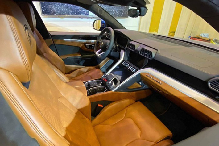 Bên trong khoang lái của chiếc siêu SUV Lamborghini Urus tại Hải Phòng này sở hữu nội thất bọc da màu nâu. Xe thuộc bản 5 chỗ ngồi với hai màn hình giải trí dành cho hành khách ngồi phía sau được tích hợp ngay sau tựa đầu ghế ngồi phía trước.