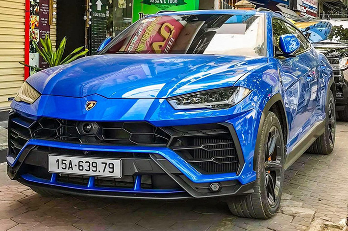 Siêu SUV Lamborghini Urus mới không phải dòng xe quá lạ lẫm và hiếm tại Việt Nam. Tuy nhiên, chiếc siêu SUV màu độc này lại khá đặc biệt với bộ mâm 5 chấu đơn có màu đen bóng, để lộ cụm phanh màu cam phía bên trong. Màu sơn toàn bộ ngoại thất xe cũng là màu xanh Blu Eleos.