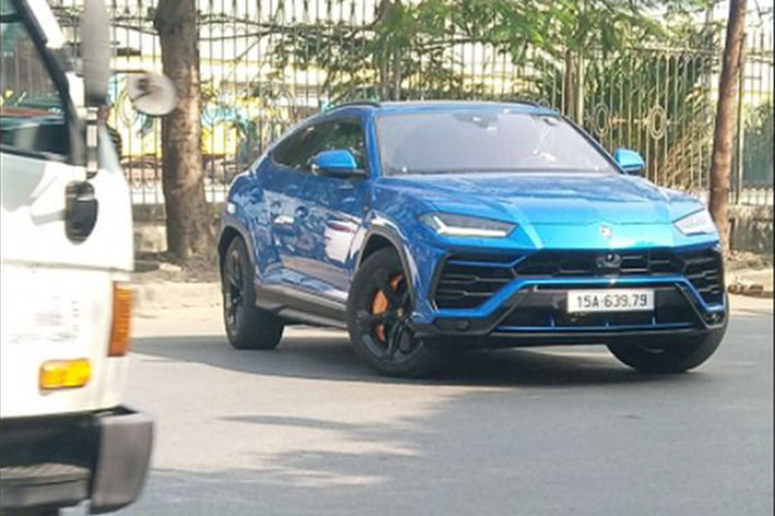 Ngoài 3 chế độ lái quen thuộc trên các siêu xe như Strada (đường phố), Sport (thể thao), Corsa (đường đua), siêu SUV Urus còn có thêm 3 chế độ lái khác là Sabbia (đường cát), Terra (việt dã) và Neve (tuyết). Giá xe Lamborghini Urus tại Việt Nam ước tính từ 20 tỷ đến 26 tỷ đồng, tuỳ theo trang bị và cấu hình của xe cũng như việc mua ngoài hay qua nhập khẩu chính hãng.