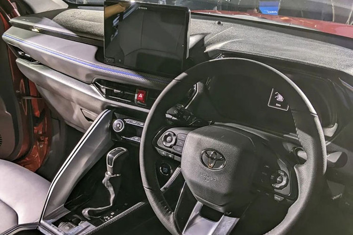 Bên trong khoang cabin của mẫu SUV cỡ B này cũng không khác nhiều cho với các mẫu xe cùng khung gầm DGNA như Raize và Veloz Cross. Xe được trang bị các tiện ích đáng chú ý như: vô-lăng ba chấu tích hợp các phím chức năng, màn hình giải trí trung tâm đặt nổi kích thước 10,1 inch, cụm đồng hồ tích hợp màn hình đa thông tin 7 inch, cửa sổ trời toàn cảnh, đèn viền nội thất, sạc không dây...