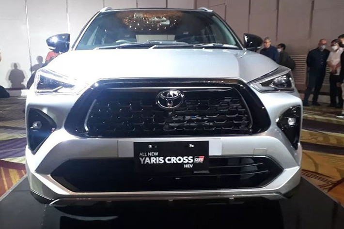 Về ngoại thất, thiết kế của Toyota Yaris Cross mang nhiều nét tương đồng với hai “người anh em” là Corolla Cross và RAV4. Các chi tiết tương đồng có thể dễ dàng nhận ra như: lưới tản nhiệt hình thang mở rộng xuống dưới, cụm đèn trước góc cạnh và đèn sương mù ẩn trong hốc gió giả, cụm đèn hậu thanh mảnh, đuôi xe đơn giản.