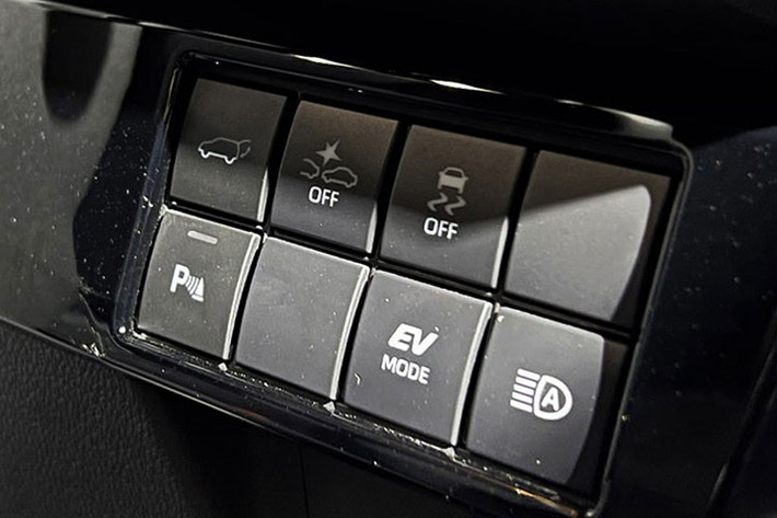 Toyota Yaris Cross 2023 mới tại Indonesia được trang bị các tính năng hỗ trợ lái an toàn, tiên tiến như: 6 túi khí, camera 360 độ, cảnh báo điểm mù, cảnh báo phương tiện cắt ngang phía sau và gói TSS.
