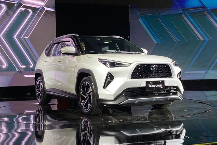 Sau chưa đầy một ngày ra mắt tại thị trường Indonesia, mẫu SUV cỡ B là Yaris Cross hoàn toàn mới nhà Toyota đã được một số tư vấn bán hàng tại Việt Nam nhận cọc trước. Mức giá xe Toyota Yaris Cross 2023 tại Việt Nam dự kiến khoảng trên dưới 700 triệu đồng.