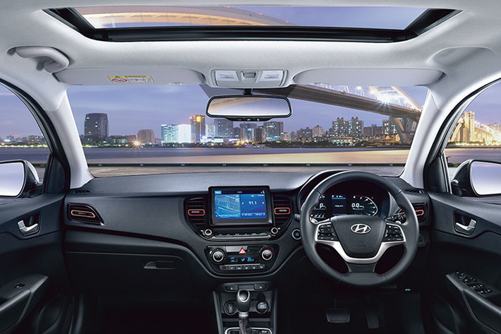 Bên trong Hyundai Accent 2020 tại Ấn Độ có những thay đổi đáng chú ý như màn hình màu đa thông tin 4,2 inch trong bảng đồng hồ, màn hình cảm ứng 8 inch của hệ thống thông tin giải trí nằm độc lập trên mặt táp-lô và lẫy chuyển số sau vô lăng. 2 điểm mới nữa của nội thất bên trong Hyundai Accent 2020 tại Ấn Độ là 45 dịch vụ kết nối Blue Link và tính năng ra lệnh bằng giọng nói dựa trên điện toán đám mây.