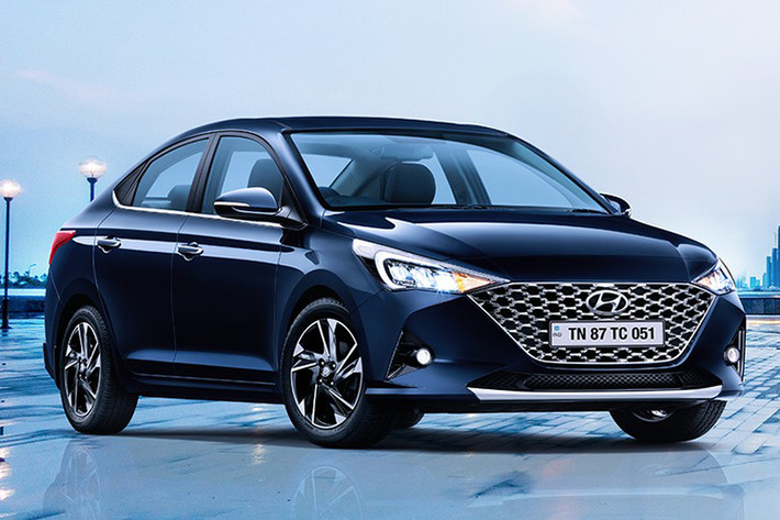 Khi mua mẫu sedan cỡ B này, khách hàng Ấn Độ có thể chọn 1 trong 6 màu sơn ngoại thất là đen, đỏ, trắng, bạc, xám và xanh đậm. Như vậy, giá xe Hyundai Accent 2020 phiên bản tiêu chuẩn tại thị trường Ấn Độ rẻ hơn đến một nửa so với xe ở Việt Nam. Hiện Hyundai Accent 2020 tại Việt Nam có gia dao động từ 426 - 542 triệu đồng.