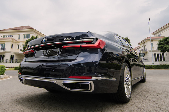 So với các thị trường khác trên thế giới, BMW 740Li 2020 bán tại Việt Nam chỉ có duy nhất một phiên bản lựa chọn là khối động cơ xăng I6, TwinPower Turbo dung tích 3.0 lít, sản sinh ra công suất 340 Hp tại 5.500 – 6.500 vòng/phút và mô-men xoắn cực đại 450 Nm tại dải vòng tua 1.500 – 5.200 vòng/phút.