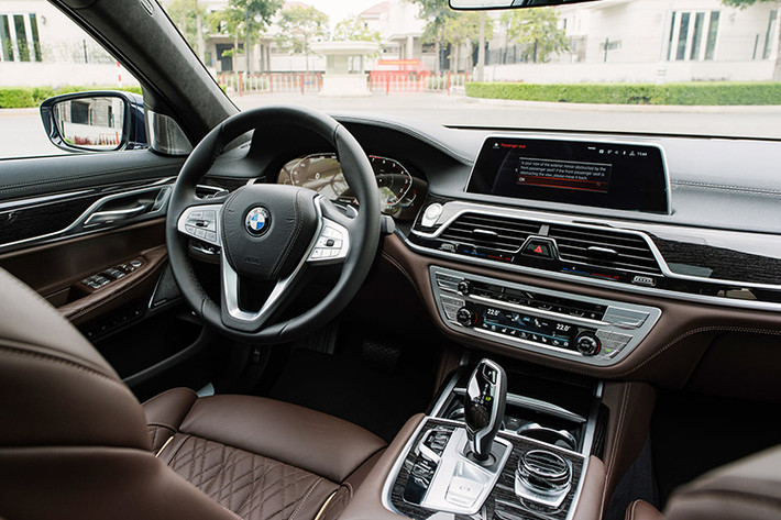 BMW 740Li của Cường Đô la sở hữu nhiều trang bị tiện nghi hơn so với 2 phiên bản còn lại, trang bị tiêu chuẩn trên bản này gồm hệ thống đèn pha Laser hiện đại cùng mâm xe kích cỡ 20 inch mạ chrome, hệ thống âm thanh Bowers & Wilkins với 16 loa, cửa sổ trời toàn cảnh Sky Lounge tích hợp 15.000 bóng đèn LED, hệ thống treo khí nén thông minh, chìa khoá có màn hình, trần xe bọc Alcantara...