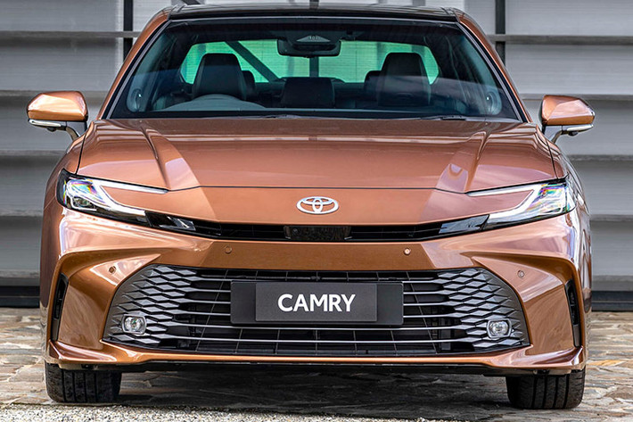 Cụ thể, Toyota Camry 2025 thế hệ mới được trang bị lưới tản nhiệt hẹp nằm giữa hai cụm đèn pha và tích hợp hộp chứa cảm biến. Bên trong đèn pha là 2 bóng LED nằm dọc trong khi dải đèn LED định vị ban ngày được thiết kế hình chữ "C".