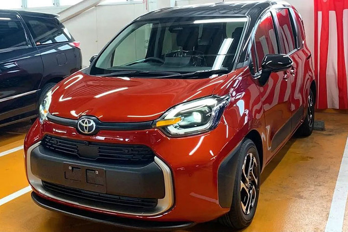 Theo kế hoạch, hãng Toyota sẽ chính thức giới thiệu thế hệ mới của dòng MPV cỡ nhỏ và giá rẻ Sienta ở thị trường Nhật Bản vào ngày hôm nay 23/8/2022. Tuy nhiên, trước thời điểm đó, Toyota Sienta 2023 mới đã xuất hiện tại các đại lý ở đất nước này.