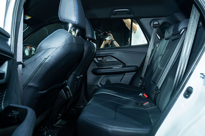 Điểm nhấn tiếp theo của Toyota Yaris Cross là công nghệ an toàn. Theo đó, mẫu SUV cỡ B này có gói công nghệ an toàn chủ động Toyota Safety Sense với hệ thống cảnh báo tiền va chạm (PCS), cảnh báo lệch làn và hỗ trợ giữ làn đường (LDA & LTA), đèn chiếu xa tự động (AHB), điều khiển hành trình thích ứng (ACC)...