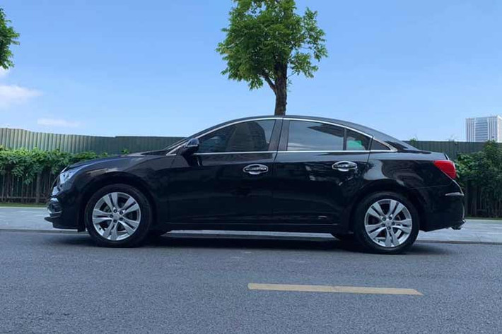 Những chiếc Chevrolet Cruze 2017 cũ tại Việt Nam đang được chủ nhân định giá quanh mốc 205-370 triệu đồng, tùy phiên bản và chất xe. Theo ý kiến đánh giá của người dùng, Cruze 2017 được định vị cao hơn một bậc nếu so sánh với đối thủ Toyota Corolla Altis với những ưu điểm như: Vận hành đầm, chắc. cách âm tốt. bền bỉ, chất lượng...