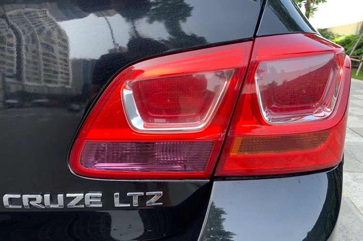 Ngoài ra, hộp đen ECU của Chevrolet Cruze 2017 dễ hỏng phải thay mới và thường gặp một số bệnh lặt vặt khác; Cảm biến trên xe nhiều và hoạt động nhạy, chỉ cần bẩn ở đầu bình xăng con hay cảm biến khí thải cũng dễ nổi đèn cá vàng nên cảm giác đi không yên tâm.