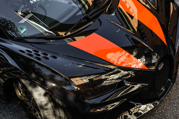 Đã có hypercar McLaren Senna với màu sơn chỉ 2 xe trên thế giới, sở hữu megacar Koenigsegg Regera với sức mạnh 1.500 mã lực, nếu siêu phẩm tiếp theo vào garage của đại gia này chỉ có thể là thương hiệu Pagani hoặc Bugatti mới xứng tầm. Trong số này, siêu phẩm của những bom tấn là Chiron với nhiều phiên bản sẽ là lựa chọn hàng đầu bởi phù hợp rất nhiều yêu cầu của tay chơi xe này.