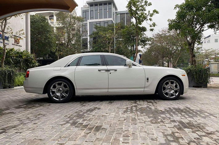 Một số doanh nhân sau thời gian dài sử dụng đã "đẩy" xe ra các công ty nhập khẩu tư nhân để tìm đến các mẫu xe siêu sang khác mới hơn để trải nghiệm. Gần đây nhất là một chiếc Rolls-Royce Ghost đời 2010 đã được chủ nhân chào bán trên sàn xe cũ ở Hà Nội.