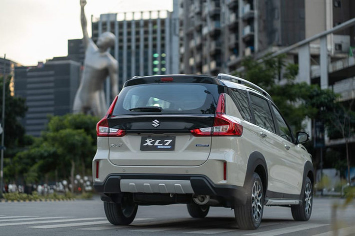 Đặc biệt là sự xuất hiện của huy hiệu “Hybrid” màu xanh trên cửa cốp, một trang bị nhằm gia tăng tính nhận diện cho xe. Nẹp mạ crôm phía dưới kính chắn gió sau cũng là điểm mới, giúp mẫu xe MPV XL7 Hybrid thế hệ mới thêm phần cứng cáp hơn.