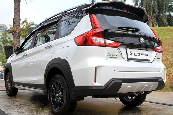 Giá xe Suzuki XL7 Hybrid 2023 ở thị trường Indonesia dao động từ 283,9 - 304,9 triệu Rupiah (khoảng 448 - 482 triệu đồng). Với những tinh chỉnh về thiết kế, bổ sung thêm trang bị, công nghệ, giá xe Suzuki XL7 Hybrid khi về Việt Nam chắc chắn sẽ cao hơn mức 639,9 triệu đồng của bản Sport Limited.