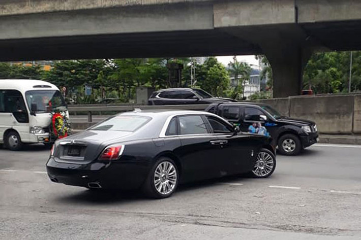 Cụm đèn pha hình tứ giác và đèn hậu đa giác được tái thiết kế cho Rolls-Royce Ghost 2021 làm nổi bật chiều rộng của xe vốn đã được gia tăng thêm 30 mm so với phiên bản tiền nhiệm. Đèn pha sử dụng công nghệ laser và đèn LED chạy ban ngày tạo điểm nhấn cho đầu xe khi di chuyển.