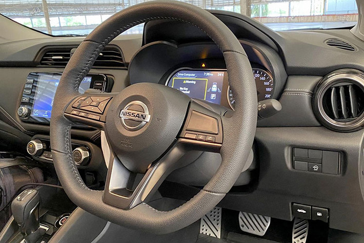 Nội thất của Nissan Almera thế hệ thứ 4 được nhiều người đánh giá là đẹp và bắt mắt hơn Nissan Sunny được bán tại Việt Nam. Điểm nhấn là vô-lăng dạng D-cut thể thao, không gian xe đủ rộng rãi cho 5 người sử dụng. Các trang bị đáng chú có trên phiên bản cao cấp nhất gồm: màn hình cảm ứng, hệ thống thông tin giải trí hỗ trợ kết nối Apple CarPlay, điều hòa tự động, camera 360 độ, bảng đồng hồ điện tử...