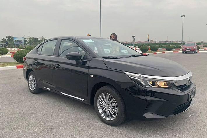 Honda City E 2021 mới - phiên bản thấp nhất của dòng sedan hạng B đến từ Nhật Bản đã lộ diện những hình ảnh và thông số đầu tiên. Dự kiến, mẫu sedan Honda City E 2021 mới này sẽ được ra mắt khách hàng Việt trong thời gian tới đây nhằm cạnh tranh với Toyota Vios, Hyundai Accent... ở cuộc chiến xe dịch vụ.
