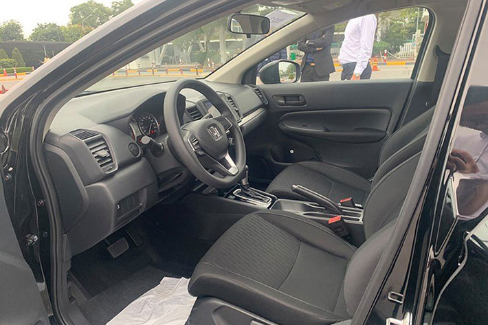 Bên trong khoang lái, mẫu xe ôtô mới Honda City giá rẻ duy trì ghế ngồi bọc da pha nỉ, vô-lăng dạng vát đáy thể thao, song sẽ ít phím bấm chức năng hơn bản cao cấp RS. Đáng chú ý, màn hình trung tâm cỡ lớn của City vẫn được nhà sản xuất giữ lại mang đến trải nghiệm tiện nghi cho người dùng.