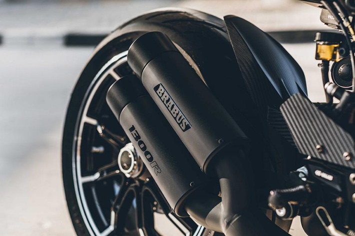Ngoài các trang bị thừa hưởng từ Super Duke R EVO, Brabus 1300 R còn được bổ sung các trang bị đặc trưng của hãng độ Đức như cặp vành Brabus Monoblock Z kích thước 17 inch 9 nan, đi kèm là lốp Bridgestone S22 Battlax.