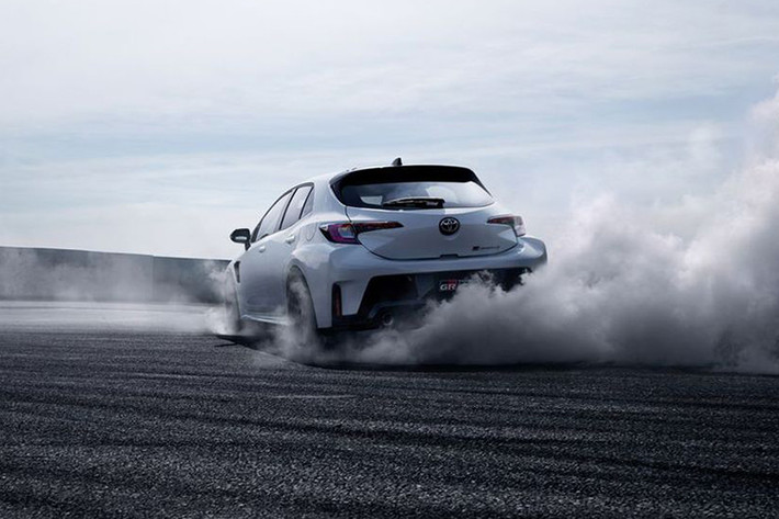 “Ngoại hình” của Toyota GR Corolla 2023 khá thể thao và hầm hố. Điều này được thể hiện rõ ràng nhất ở phần đầu xe với lưới tản nhiệt cỡ lớn có các nan dạng tổ ong cùng các khe hút gió ở hai bên. Cụm đèn pha kết hợp với đèn định vị ban ngày tạo hình chữ L bắt mắt.